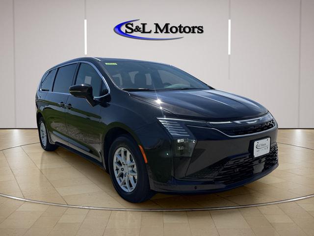 2027 Chrysler Pacifica Select for sale in Pulaski, WI
