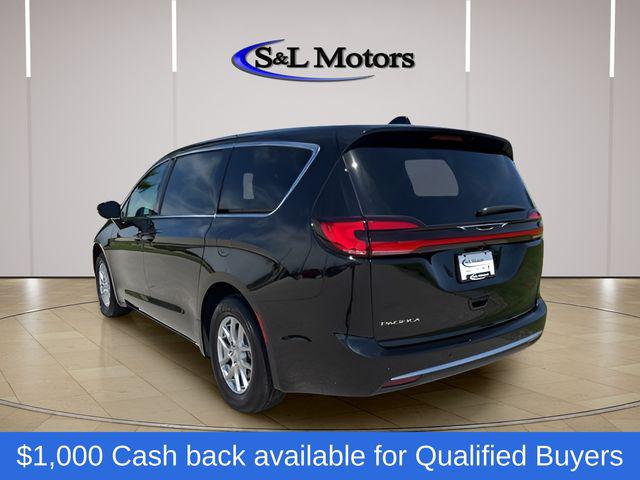 2027 Chrysler Pacifica Select