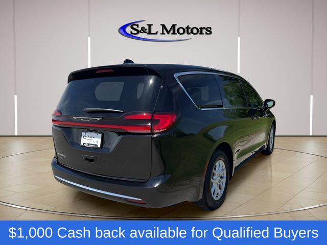 2027 Chrysler Pacifica Select