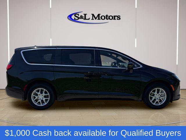 2027 Chrysler Pacifica Select