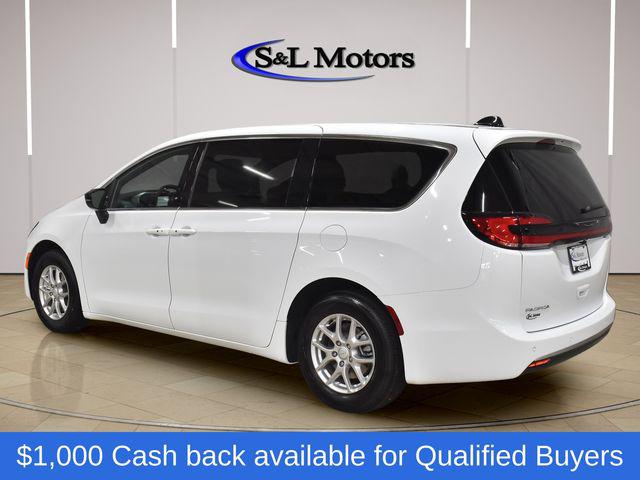 2027 Chrysler Pacifica Select