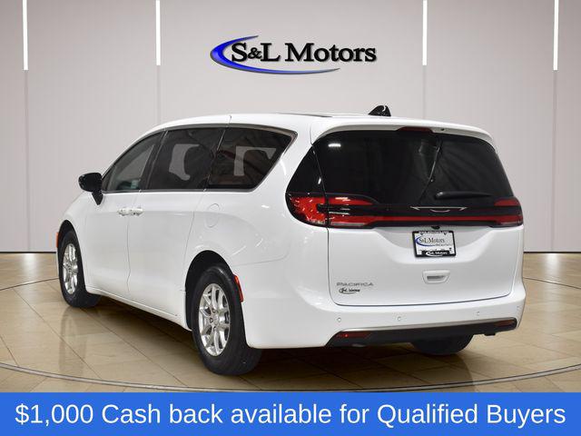 2027 Chrysler Pacifica Select