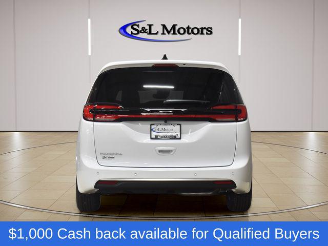2027 Chrysler Pacifica Select