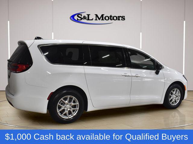 2027 Chrysler Pacifica Select