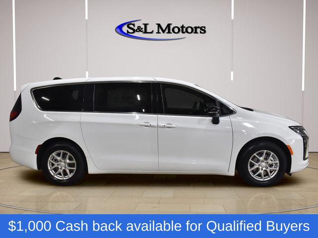 2027 Chrysler Pacifica Select