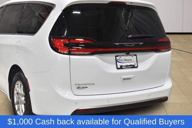 2027 Chrysler Pacifica Select