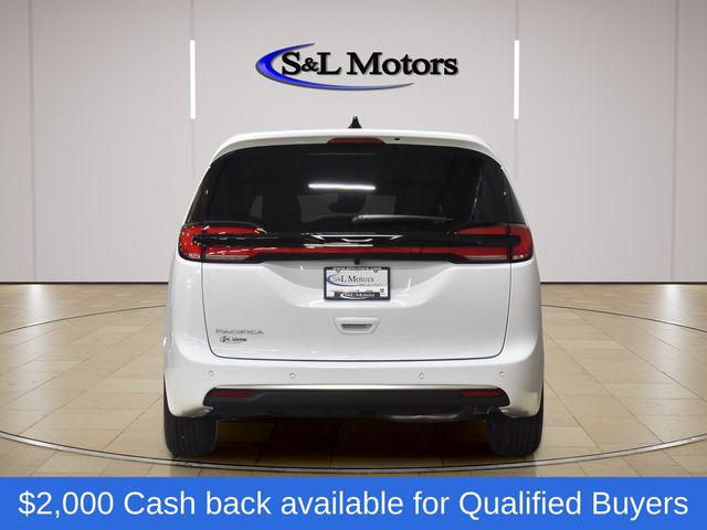 2027 Chrysler Pacifica Select