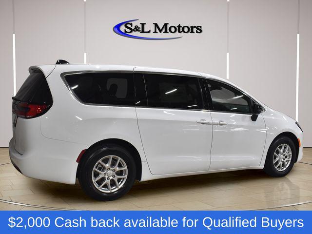2027 Chrysler Pacifica Select