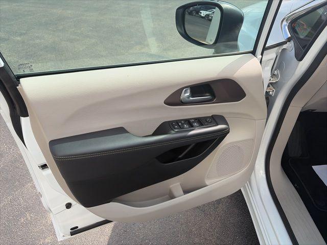 2024 Chrysler Voyager LX