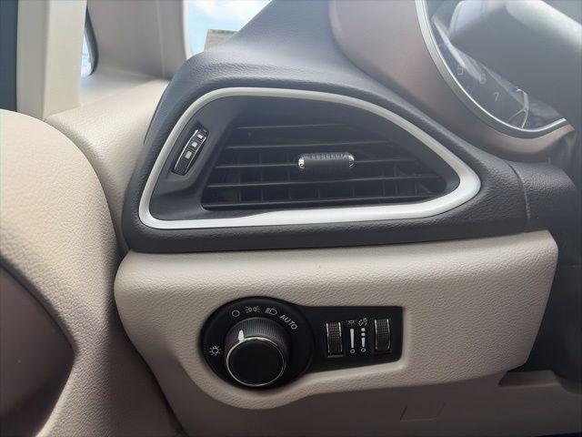 2024 Chrysler Voyager LX