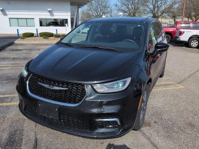 2023 Chrysler Pacifica Hybrid Touring L for sale in Livonia, MI
