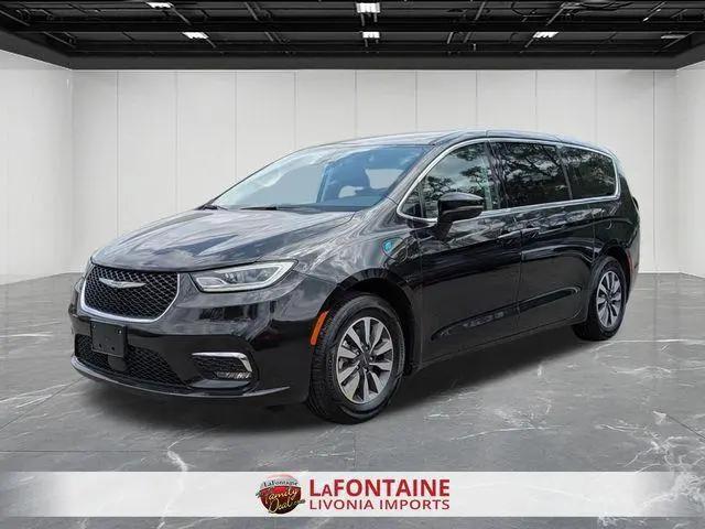 2023 Chrysler Pacifica Hybrid Touring L for sale in Livonia, MI