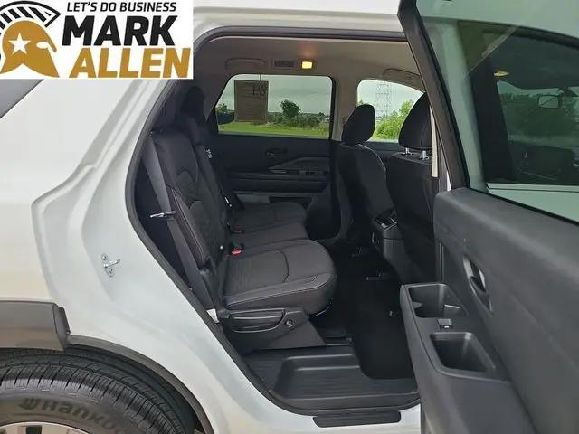 2025 Nissan Pathfinder SV FWD
