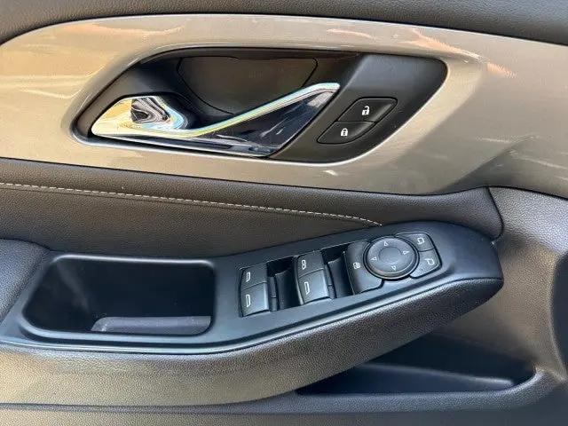 2023 Chevrolet Traverse AWD LT Leather