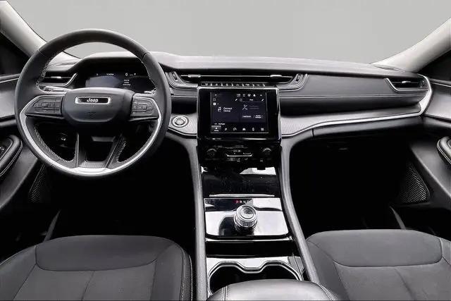 2023 Jeep Grand Cherokee L Laredo 4x2