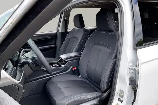 2023 Jeep Grand Cherokee L Laredo 4x2