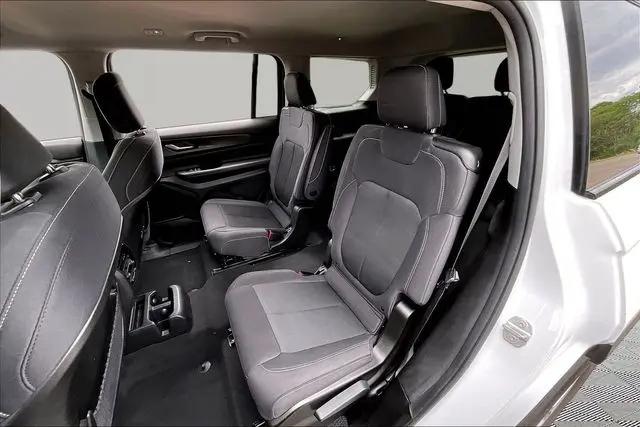 2023 Jeep Grand Cherokee L Laredo 4x2