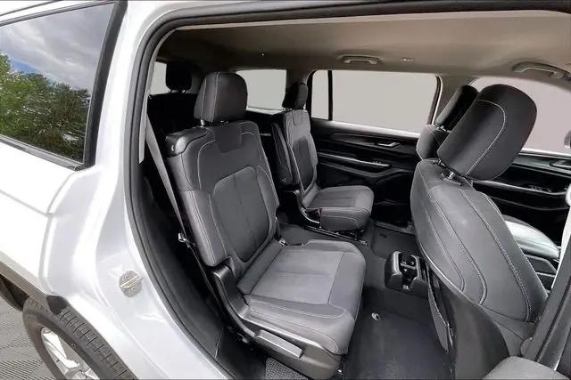2023 Jeep Grand Cherokee L Laredo 4x2