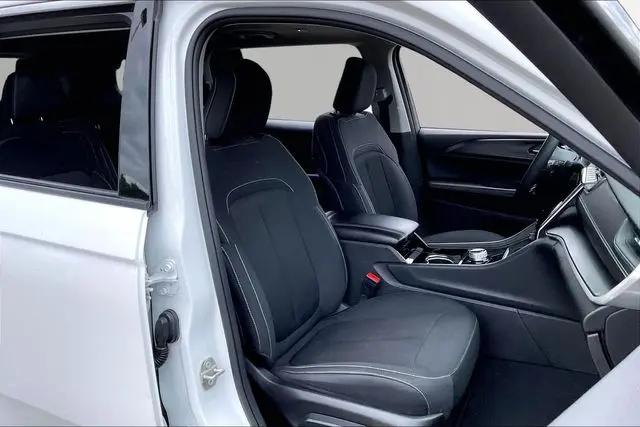 2023 Jeep Grand Cherokee L Laredo 4x2