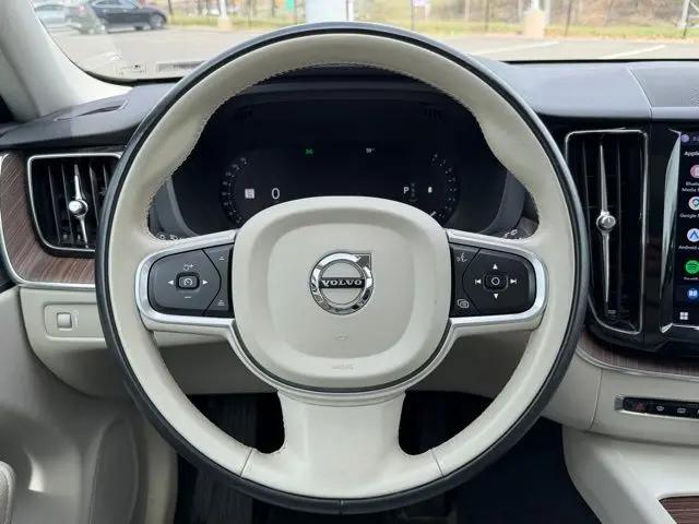 2022 Volvo XC60 B5 Momentum