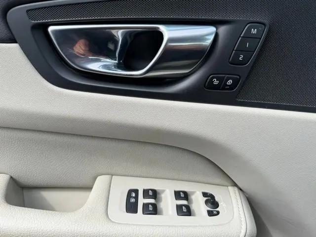 2022 Volvo XC60 B5 Momentum