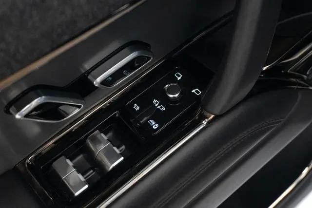 2025 Land Rover Range Rover Sport P360 SE