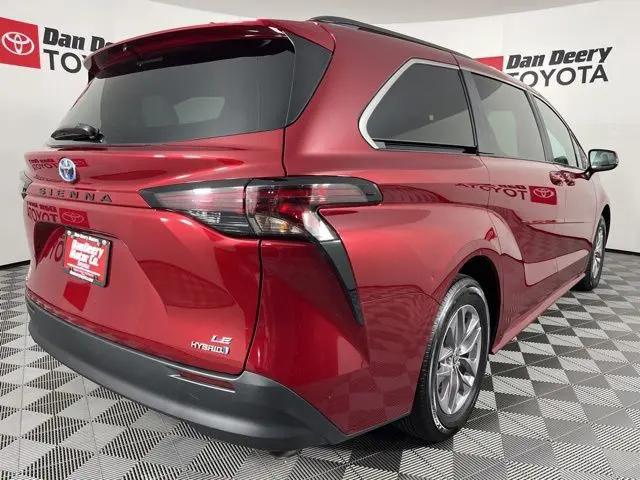 2024 Toyota Sienna LE