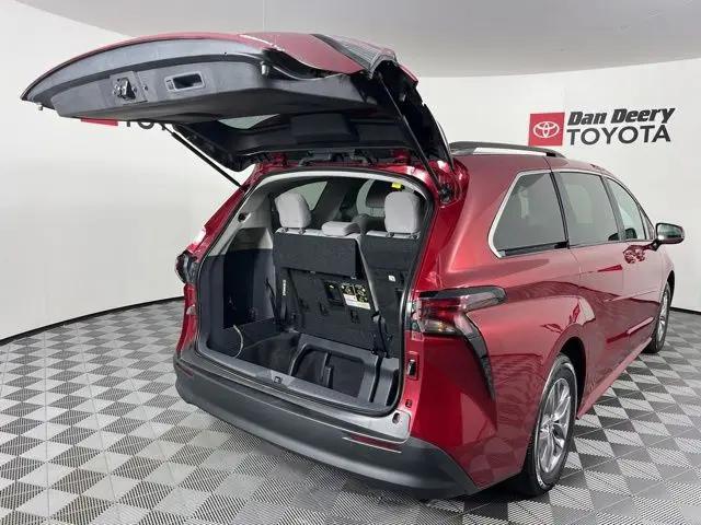 2024 Toyota Sienna LE