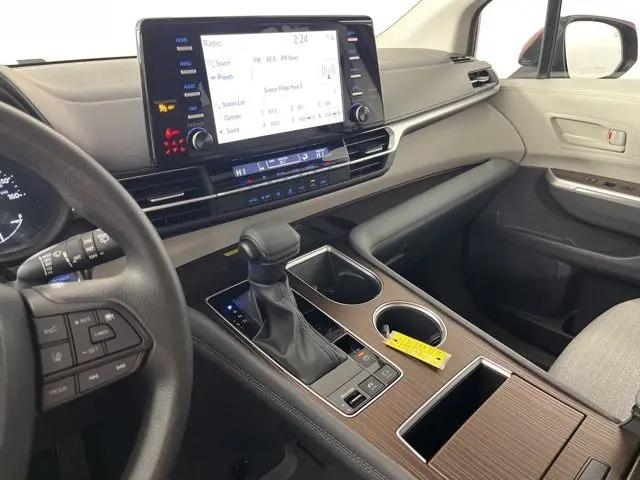 2024 Toyota Sienna LE