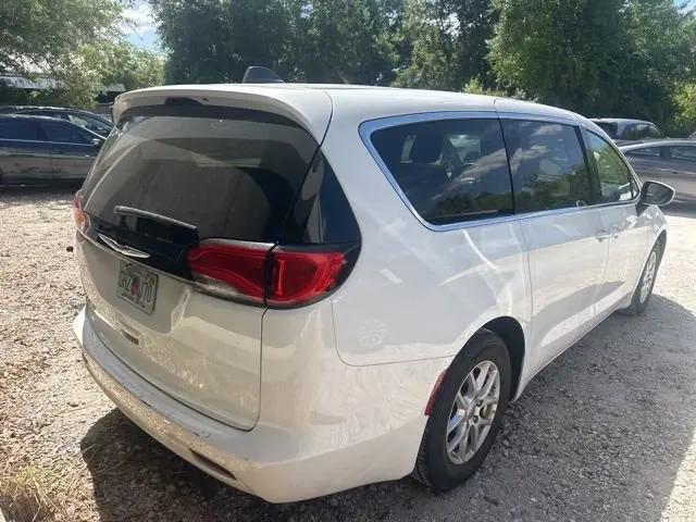 2022 Chrysler Voyager LX