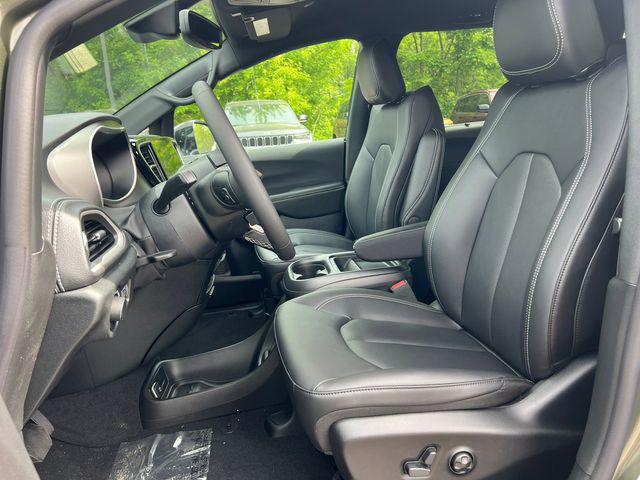 2027 Chrysler Pacifica PACIFICA SELECT AWD