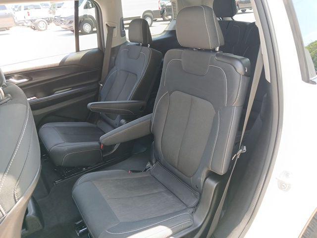 2023 Jeep Grand Cherokee L Laredo 4x2
