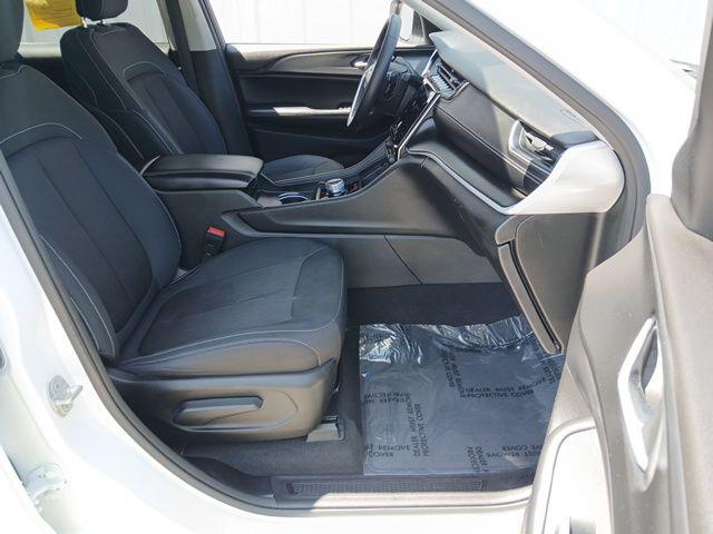 2023 Jeep Grand Cherokee L Laredo 4x2