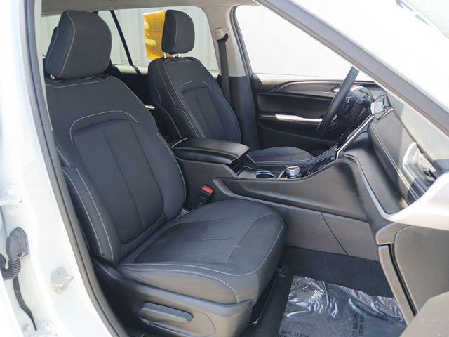 2023 Jeep Grand Cherokee L Laredo 4x2