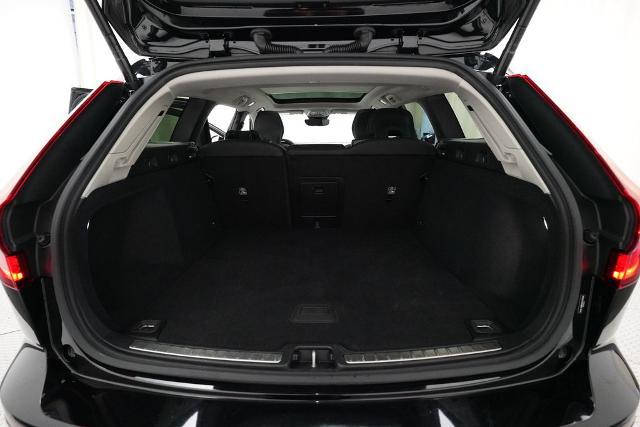 2025 Volvo V60 Cross Country Plus, B5 AWD Gas (mild hybrid)