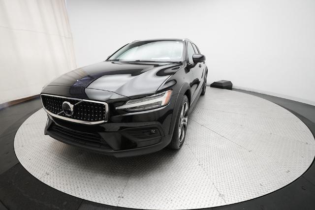 2025 Volvo V60 Cross Country Plus, B5 AWD Gas (mild hybrid)