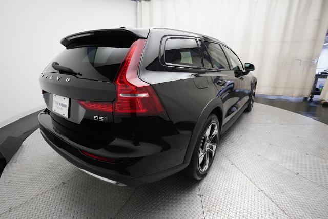 2025 Volvo V60 Cross Country Plus, B5 AWD Gas (mild hybrid)