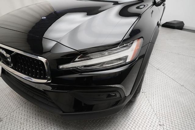 2025 Volvo V60 Cross Country Plus, B5 AWD Gas (mild hybrid)