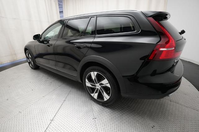 2025 Volvo V60 Cross Country Plus, B5 AWD Gas (mild hybrid)