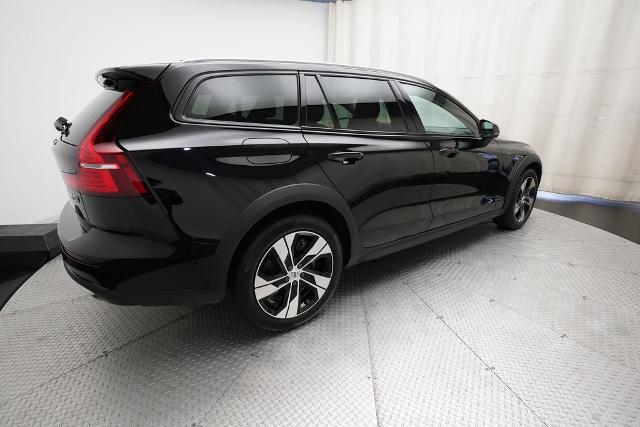 2025 Volvo V60 Cross Country Plus, B5 AWD Gas (mild hybrid)