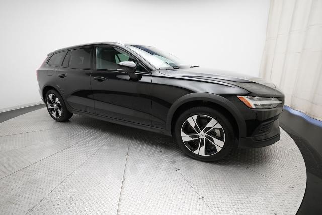 2025 Volvo V60 Cross Country Plus, B5 AWD Gas (mild hybrid)