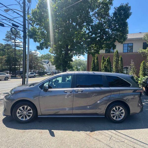 2024 Toyota Sienna LE
