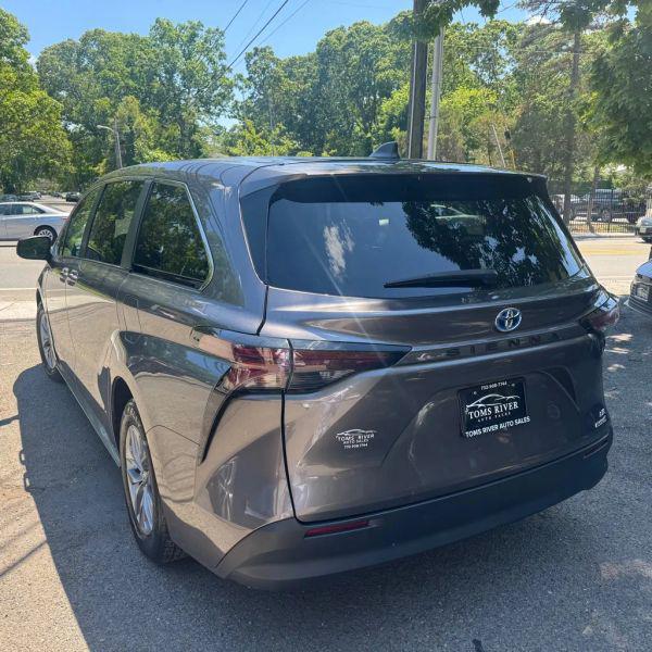 2024 Toyota Sienna LE