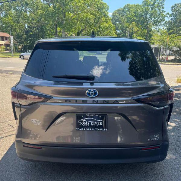 2024 Toyota Sienna LE
