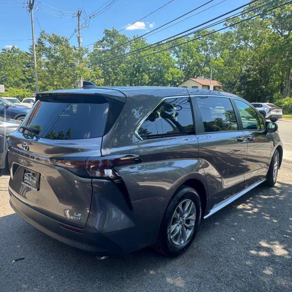 2024 Toyota Sienna LE