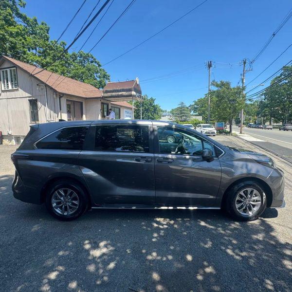 2024 Toyota Sienna LE
