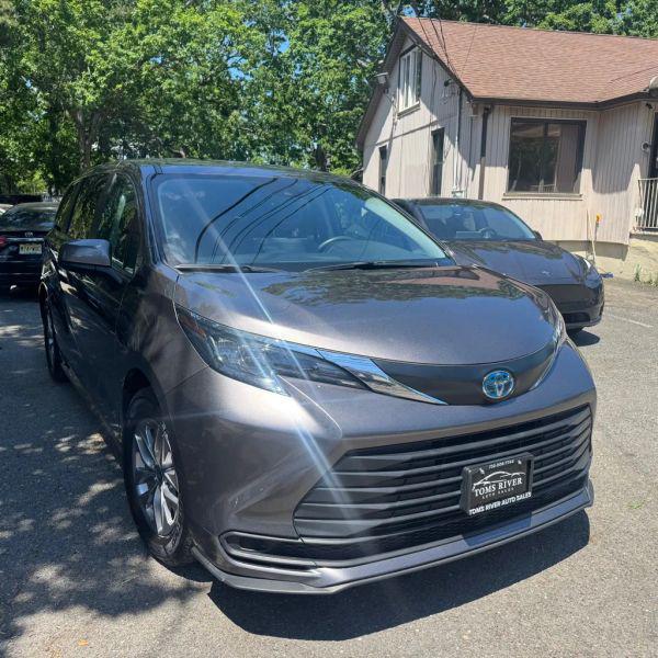 2024 Toyota Sienna LE