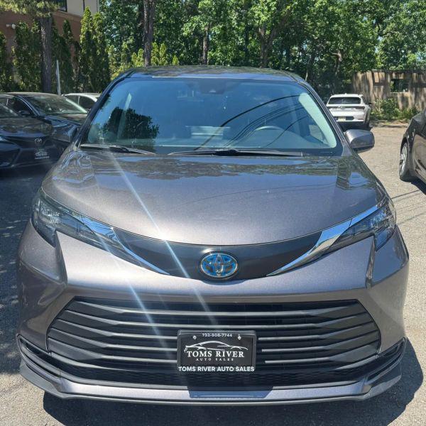 2024 Toyota Sienna LE