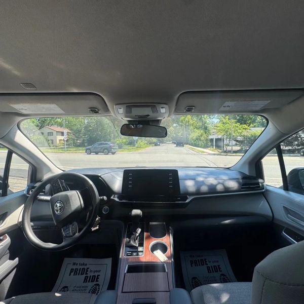 2024 Toyota Sienna LE
