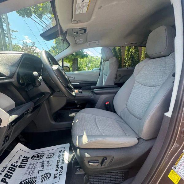 2024 Toyota Sienna LE